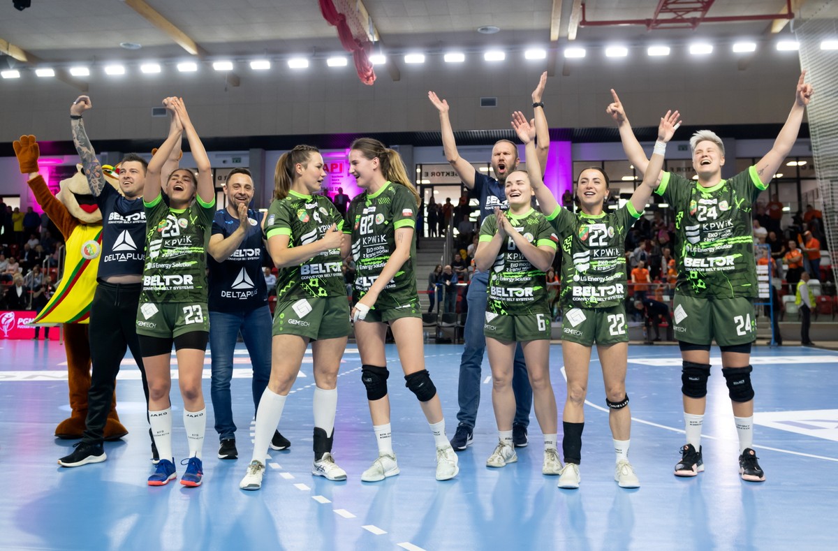 Radość zawodniczek KPR Gminy Kobierzyce z wygranej w finale Pucharu Polski piłkarek ręcznych z Zagłębiem Lubin