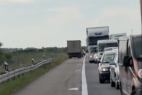 (VIDEO) OKREĆU SE NASRED AUTO-PUTA I VOZE U KONTRASMERU! Gor