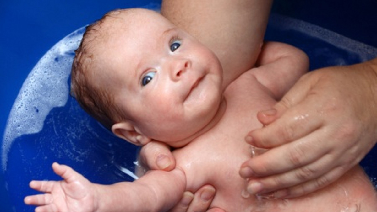 Skóra noworodka to przede wszystkim cieńszy i delikatniejszy naskórek - podatny na urazy, a także na działanie alergenów. Dlatego kąpiel niemowlaka nie musi odbywać się codziennie, natomiast każdego dnia powinniśmy myć te części ciała, które najczęściej ulegają zabrudzeniu.