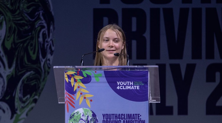 Greta Thunberg beszédet mond a Youth4Climate klímakonferencián szeptember 28-án Milánóban