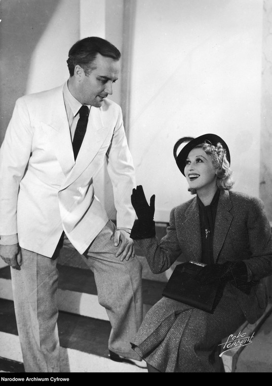 Igo Sym i Ina Benita w scenie z przedstawienia "Na fali eteru" Pawła Leone'a w Teatrze Malickiej w Warszawie, 1938 r.
