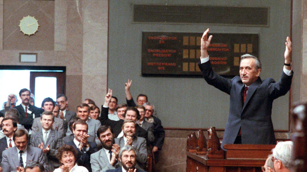 - W sierpniu 1989 roku nie zauważyłem, że Lech Wałęsa od początku myślał o prezydenturze - powiedział w TVP 1 Tadeusz Mazowiecki, premier pierwszego niekomunistycznego rządu w Europie Wschodniej. Równo 20 lat temu, 24 sierpnia Mazowiecki został desygnowany na prezesa Rady Ministrów. Propozycję objęcia tego stanowiska złożył mu wówczas Wałęsa.