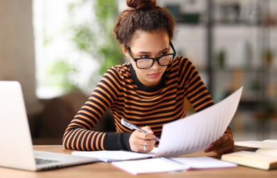 6 dni dodatkowego urlopu. W pełni płatnego. Kto może skorzystać? Czy pracownik może go zaplanować na majówkę?