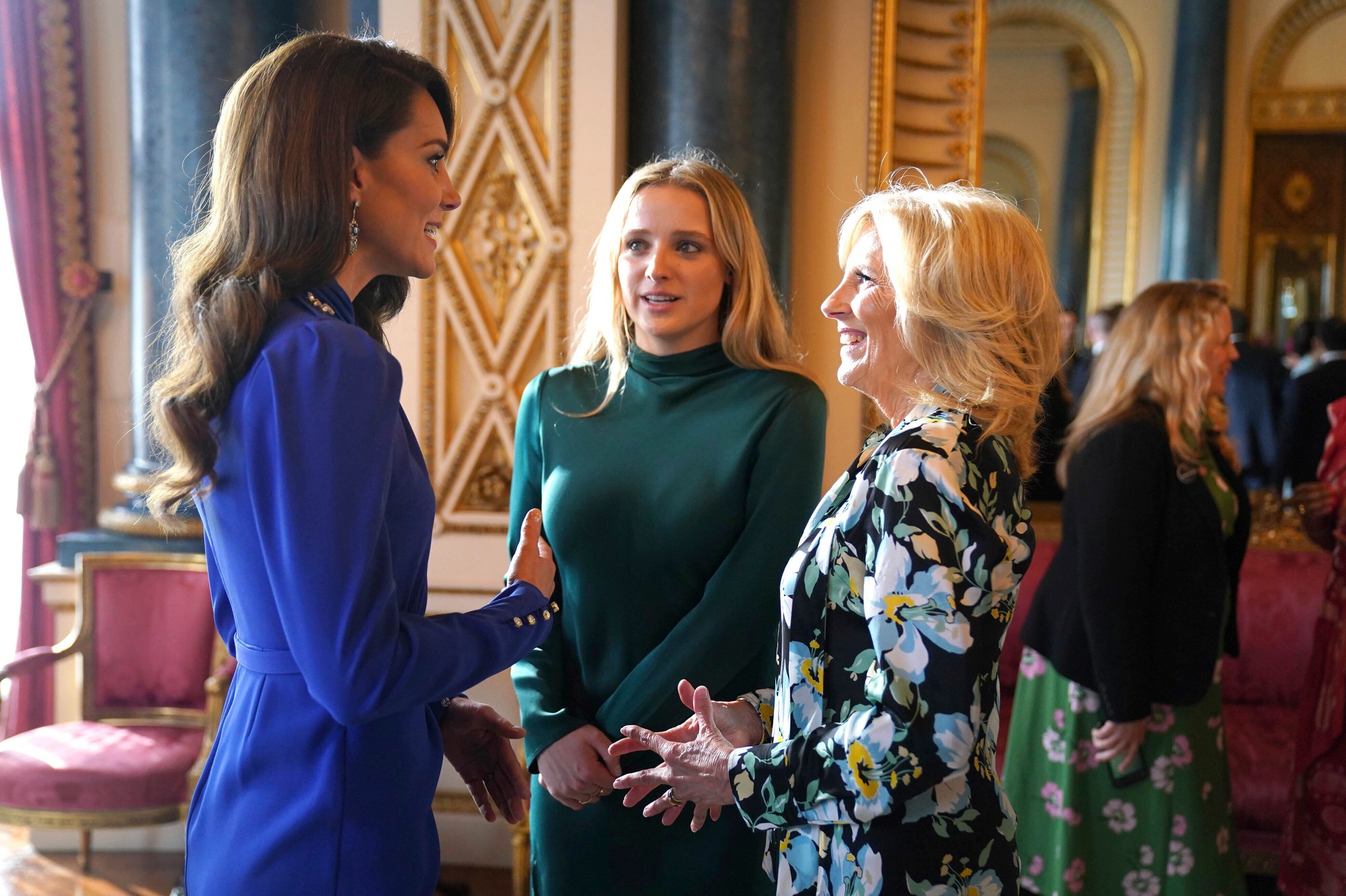 Kate, princezná z Walesu (vľavo), prvá dáma USA Jill Biden (vpravo) a jej vnučka Finnegan Biden.
