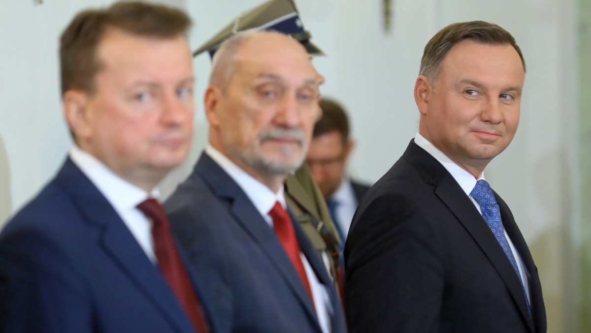 Szef MON Mariusz Błaszczak, poseł PiS Antoni Macierewicz i prezydent Andrzej Duda   w Pałacu Prezydenckim.