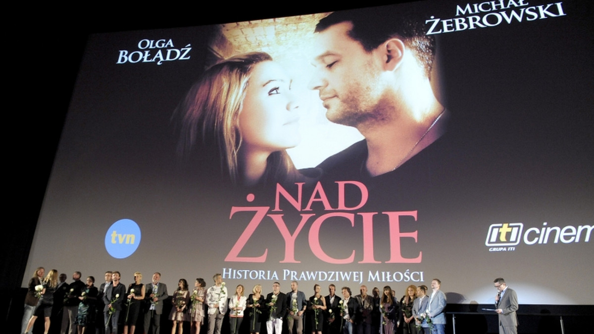 "Nad życie": odsłonięte plecy Bołądź i Żebrowski z żoną na premierze filmu o Agacie Mróz