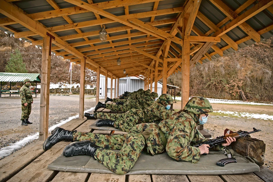 U kasarni „Živojin mišić“ u Valjevu trenutno je na obuci 90 vojnika decembarske klase, među kojima je čak 14 pripadnica lepšeg pola