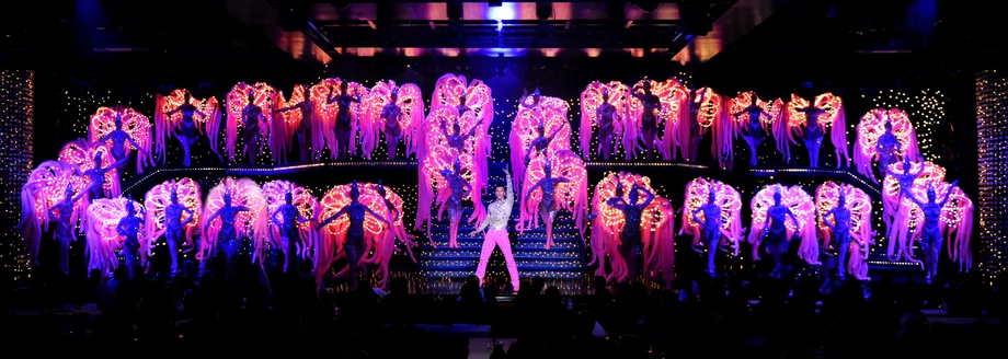 W spektaklach Moulin Rouge bierze udział 80 tancerzy