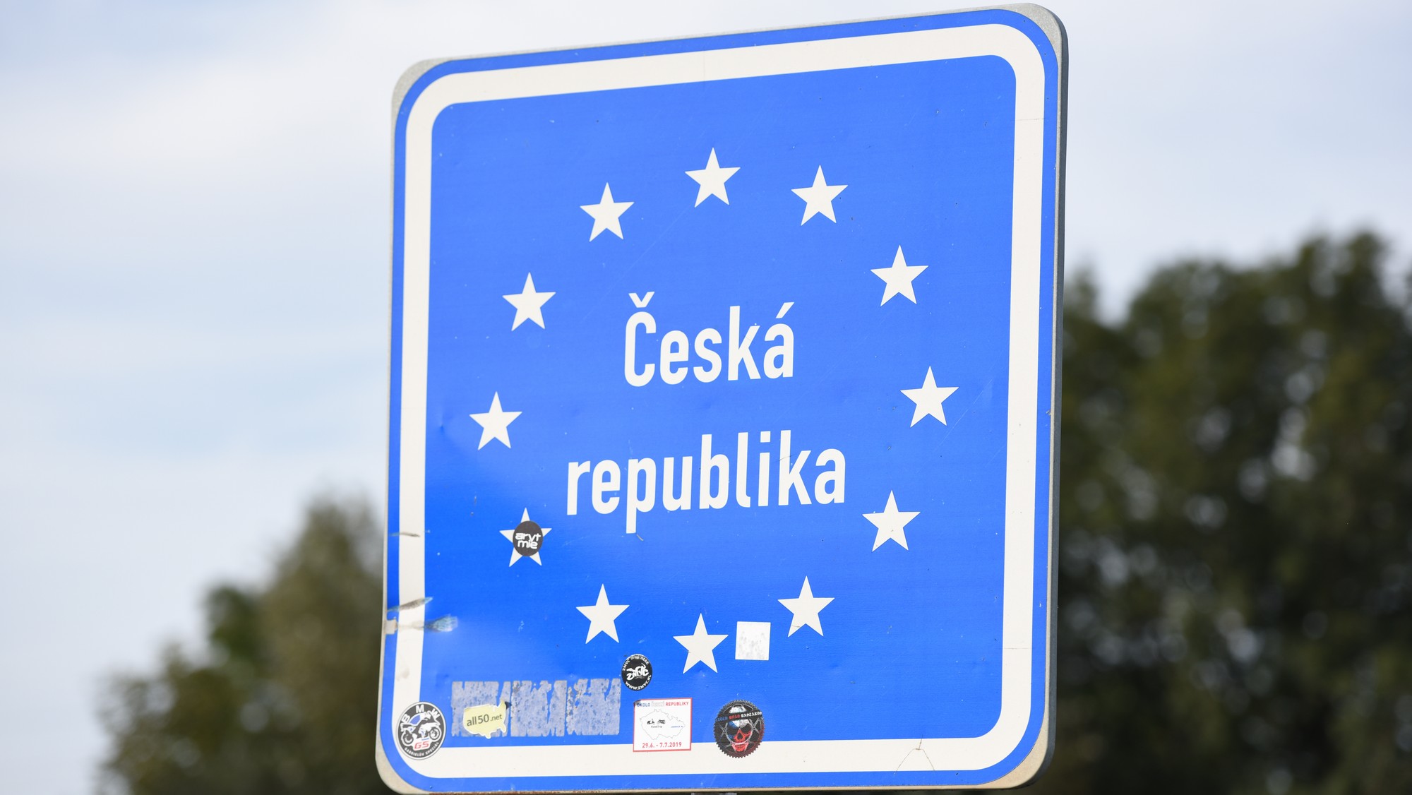 V Česku sa bavila na chybe na dopravnej značke. (ilustračné foto)