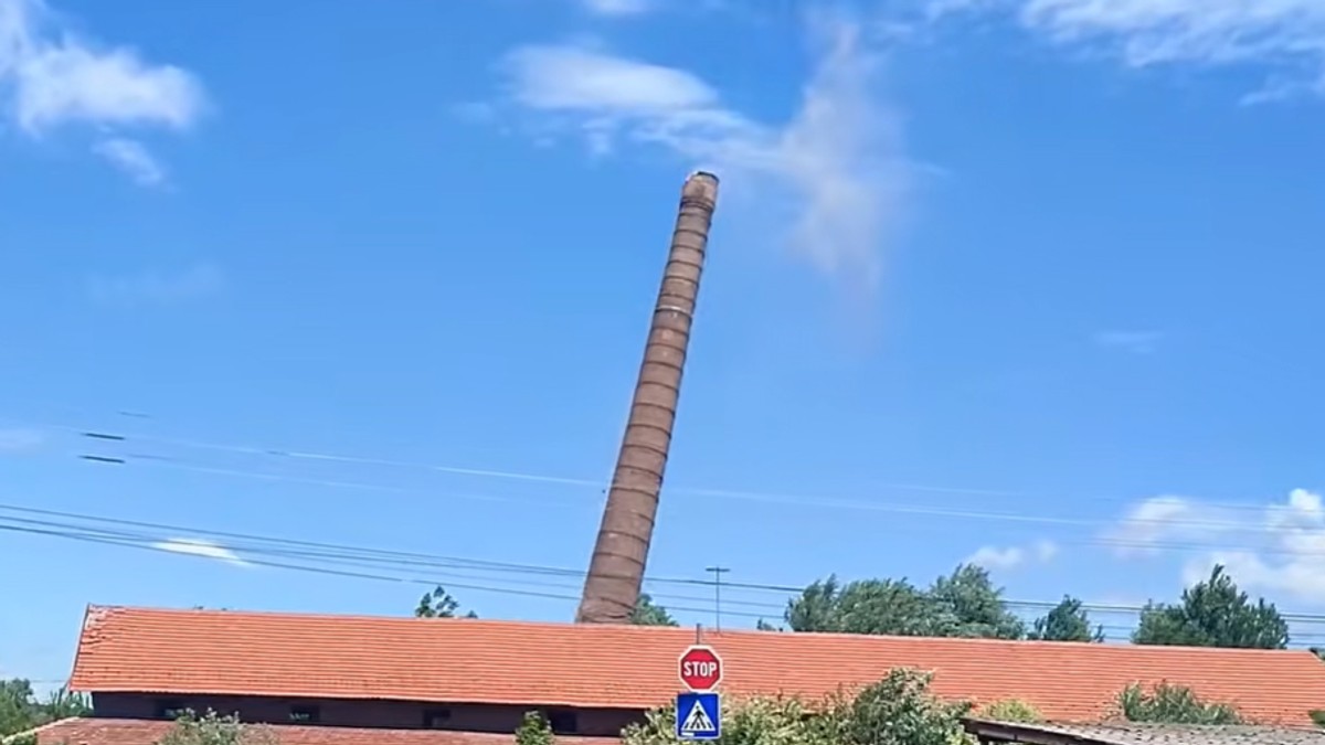 Trenutak rušenja dimnjaka stare ciglane u Zeječaru