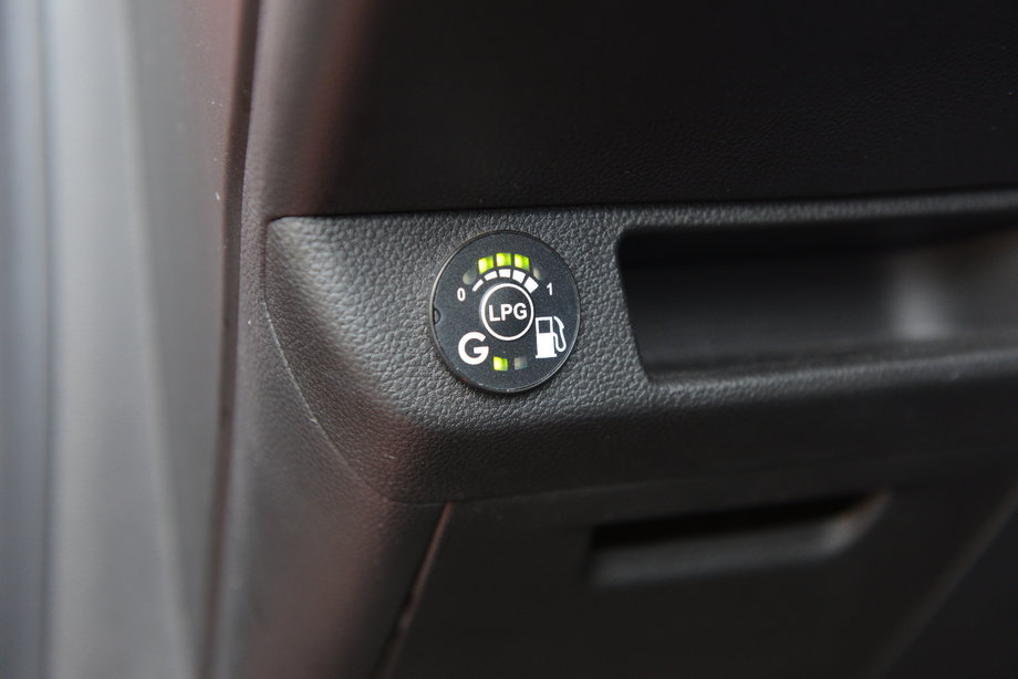 Renault Clio LPG - wybór paliwa jest bardzo prosty. Służy do tego niewielkie pokrętło umieszczone na kokpicie.