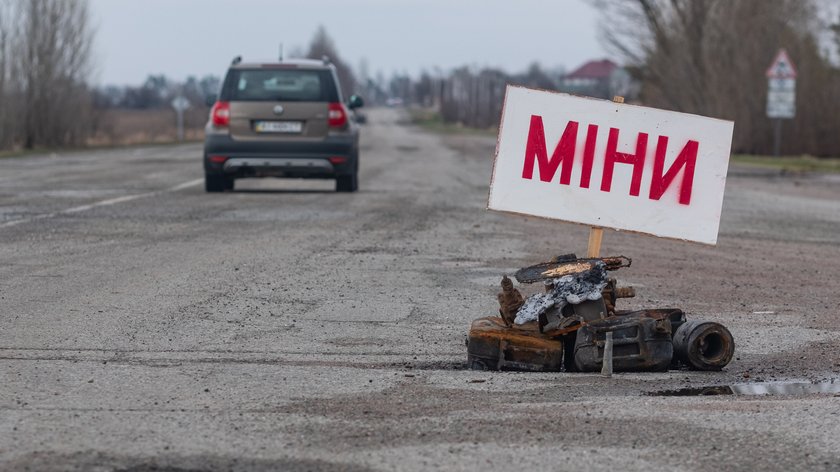 Zrujnowane domy, zmiażdżone czołgami samochody, leje po pociskach - korespondenci Faktu opisują to, co widzieli w czasie podróży z Polski do Kijowa na Ukrainie