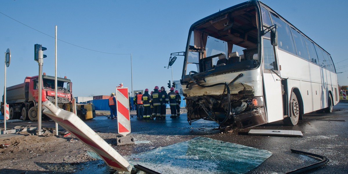 Autobus z dziećmi uderzył w ciężarówkę. 11 osób rannych 