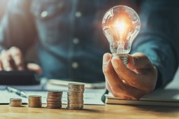 Rząd przyjął projekt w sprawie blokady cen energii. Wyższy próg dla rodzin, rolników i dodatek elektryczny