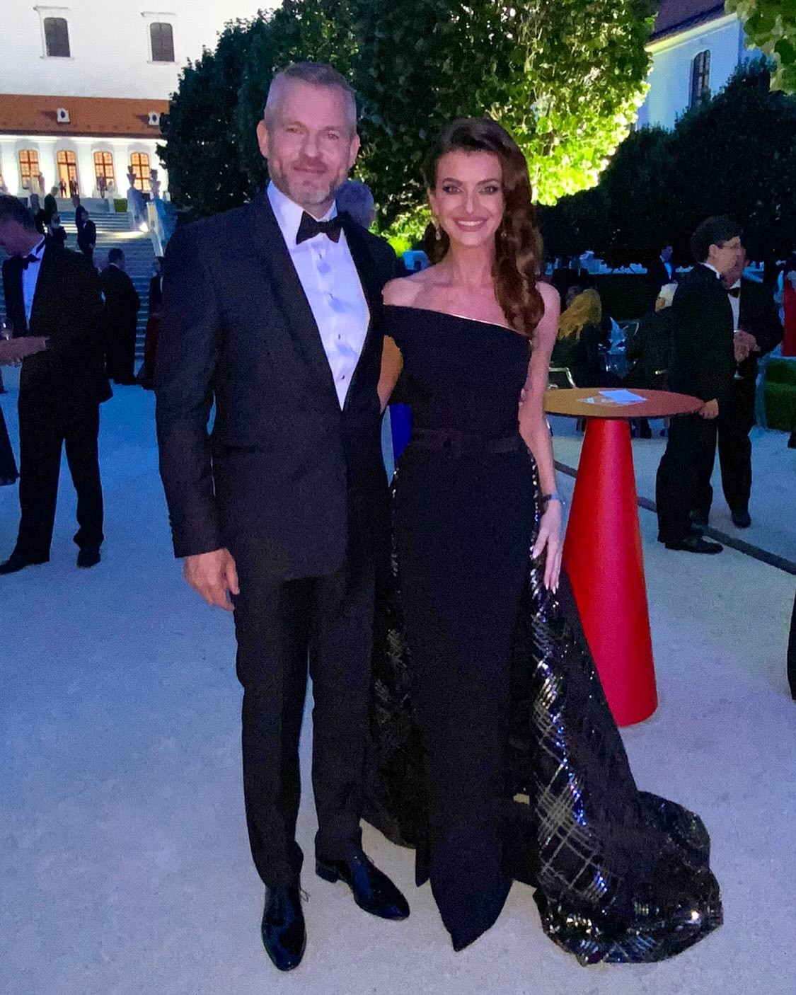 Prezident Peter Pellegrini a speváčka Ivana Regešová.