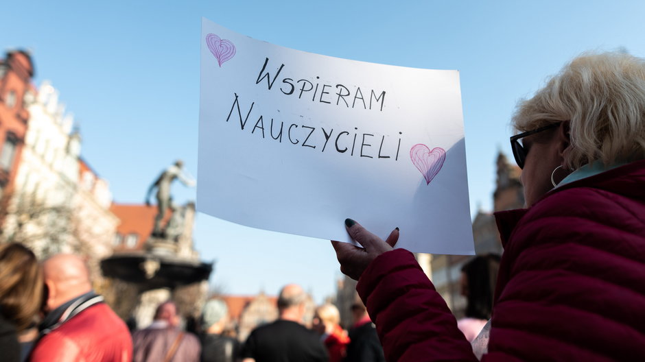 "Trójmiasto solidarne ze strajkiem nauczycieli" - protest pod fontanną Neptuna w Gdańsku