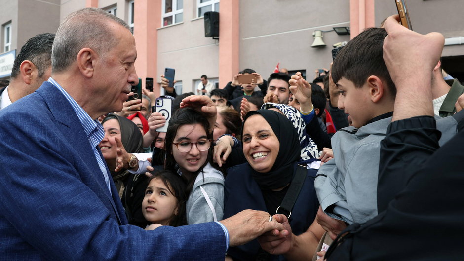 Recep Tayyip Erdogan rozmawia ze zwolennikami w czasie oddawania głosu w II turze
