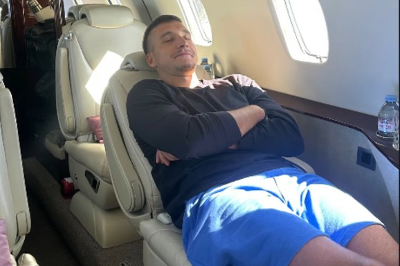 BOGDAN BOGDANOVIĆ SE ZAVALIO U PRIVATNOM AVIONU Košarkaš u pamučnom šortsu i duksu: Izuo patike, pa se opustio