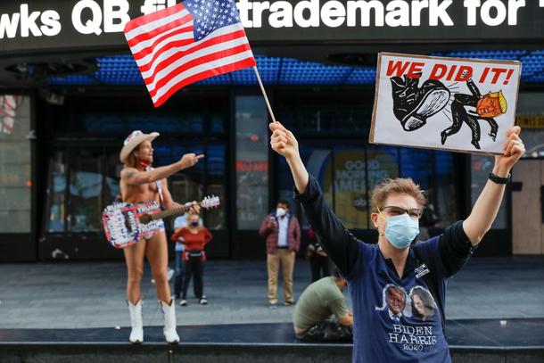 Wyborcy Joe Bidena świętują na nowojorskim Times Square, 6 listopada 2020 r. 