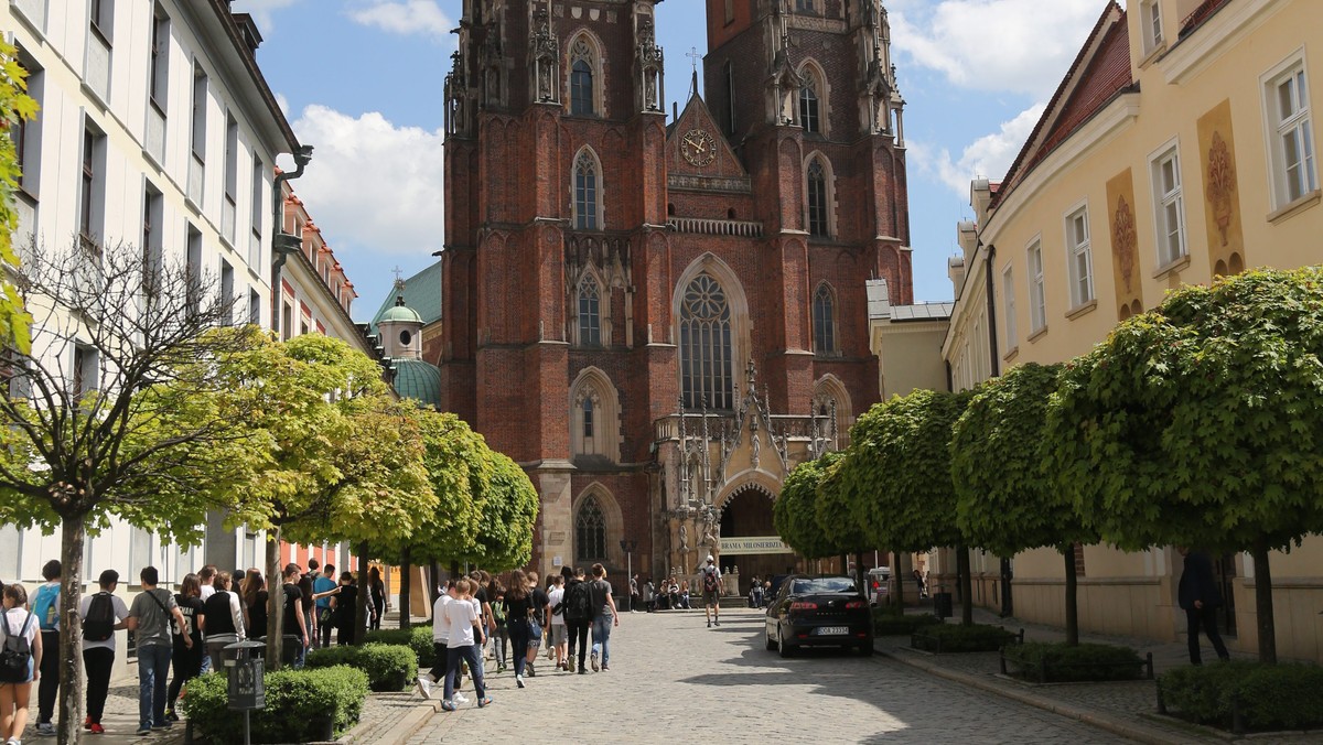 Ostrów Tumski to najstarsza cześć Wrocławia. Nad zabytkami architektury sakralnej górują tu wierze gotyckiej katedry św. Jan Chrzciciela. Tu znajduje się też Muzeum Archidiecezjalne, a w jego zbiorach Księga henrykowska z pierwszym zdaniem zapisanym w języku polskim.