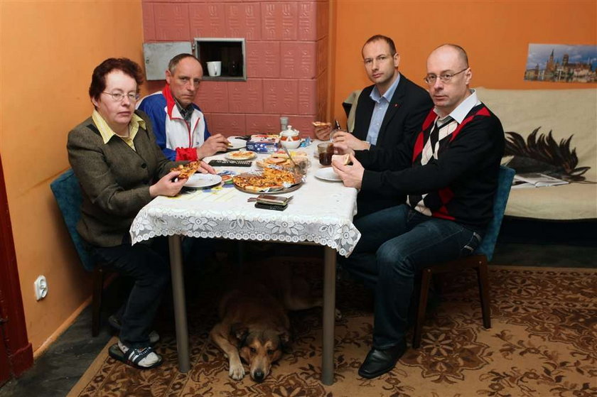 RADNI POSTANOWILI SPRAWDZIC JAK SIE ZYJE W MIESZKANIU KOMUNALNYM