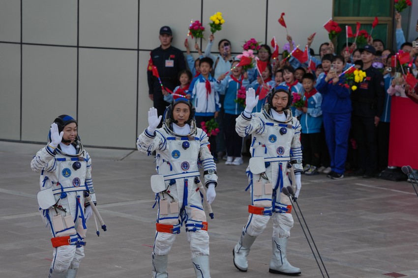 Kina poslala tri astronauta u svemir
