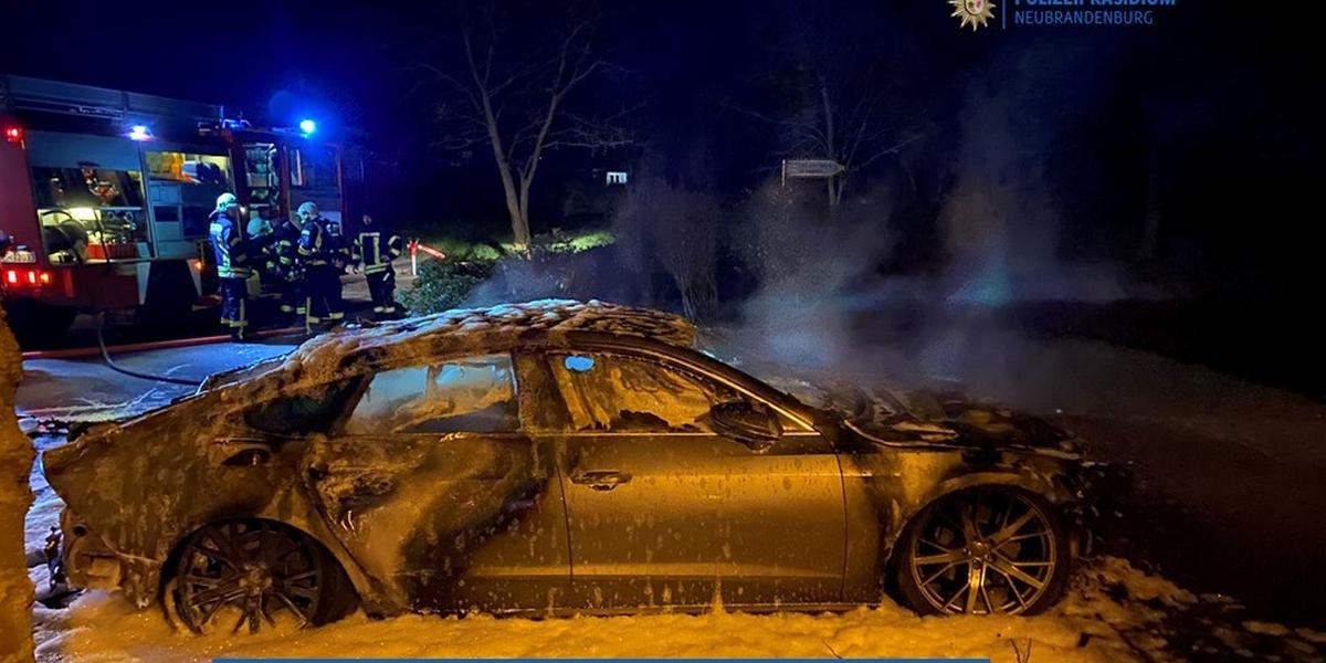 Niemcy spalono polski samochód; na drzwiach swastyka