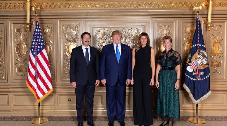 Áder János államfő és felesége, Herczeg Anita közrefogta az elnöki párt, Donald Trumpot és feleségét, Melania Trumpot /Fotó: MTI-Andrea Hanks