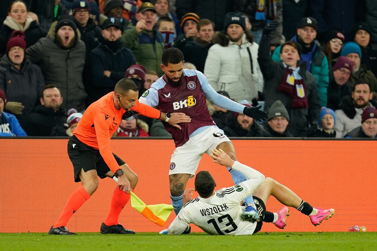 Douglas Luiz i Paweł Wszołek walczą o piłkę