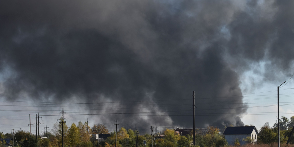 Dym po rosyjskim ataku w okolicach Lwowa 10 października 2022 roku.