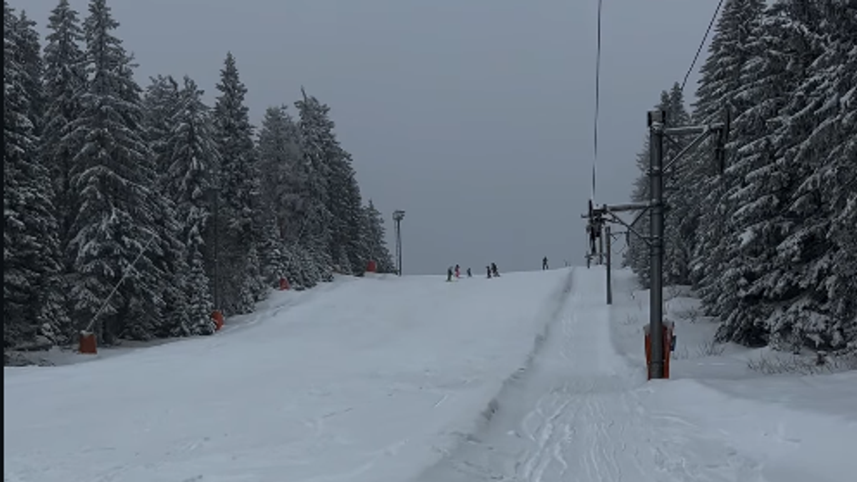 (VIDEO) ZABELEO SE KOPAONIK Formirao se znatan snežni pokrivač: Skijaši uživaju