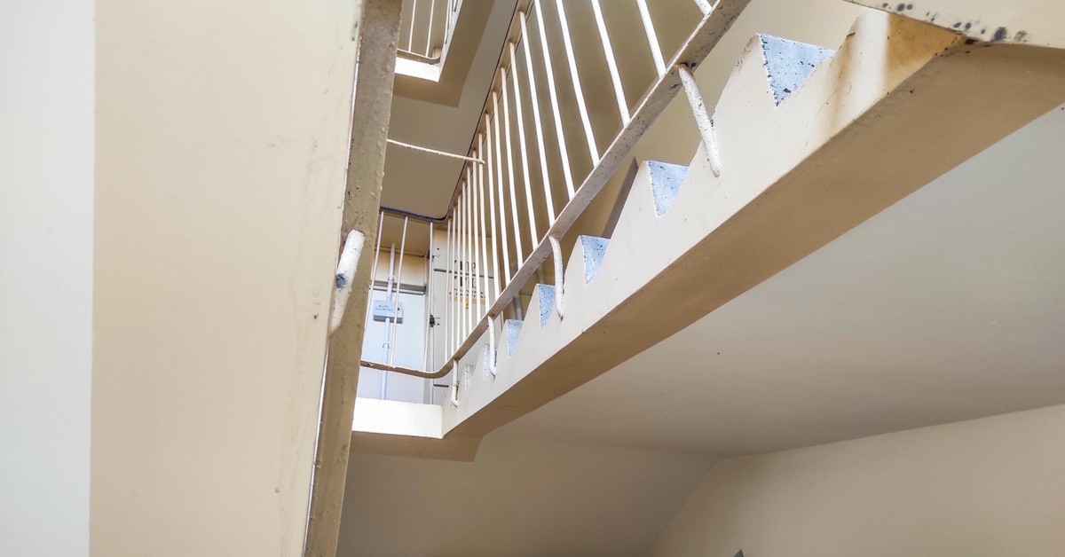 Kara od 5 do 30 tys. zł za rzeczy na klatce schodowej. Tego nie wolno trzymać za drzwiami. Nowe prawo weszło w życie