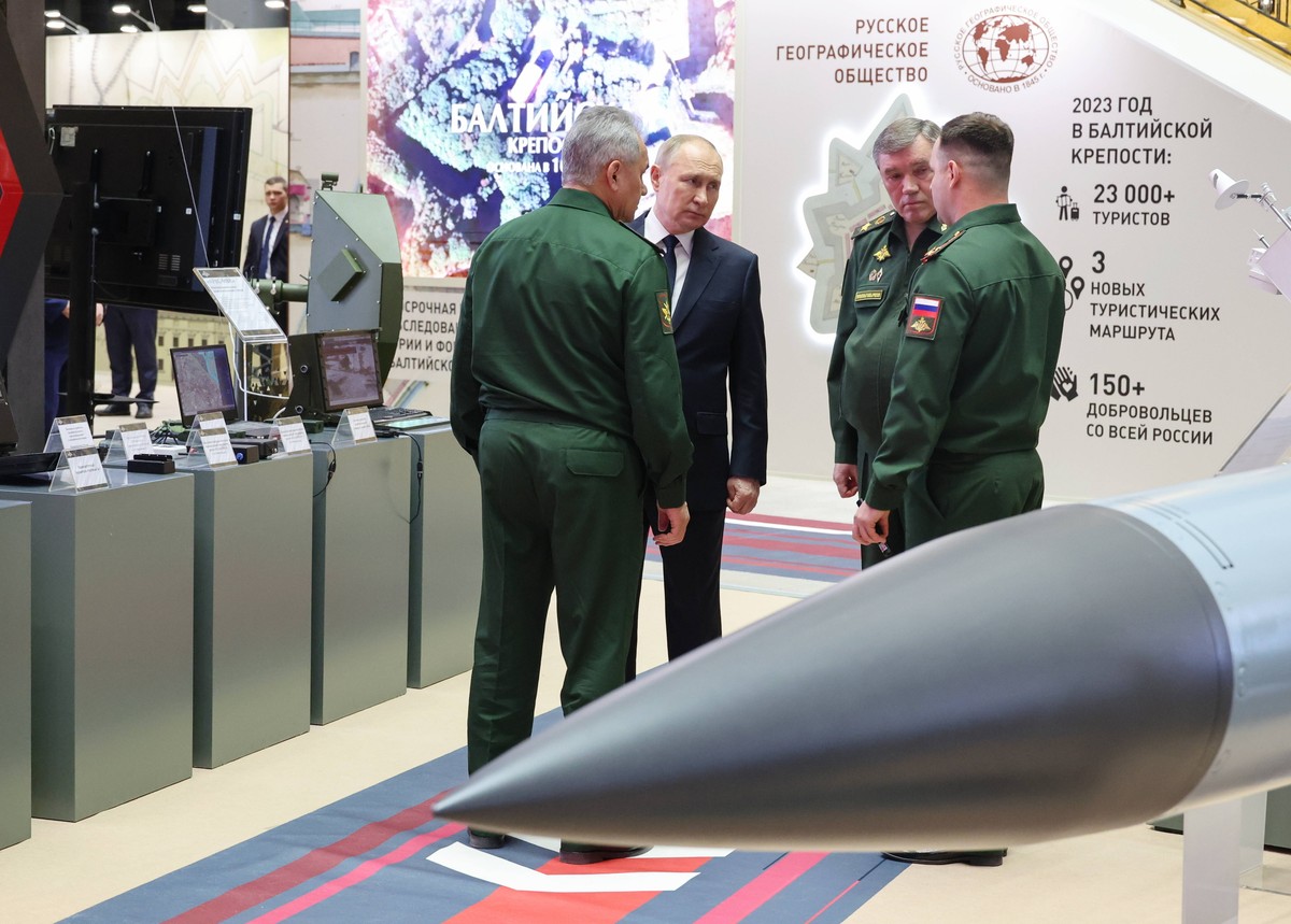 Władimir Putin, Siergiej Szojgu i Walerij Gierasimow w rosyjskim sztabie dowodzenia