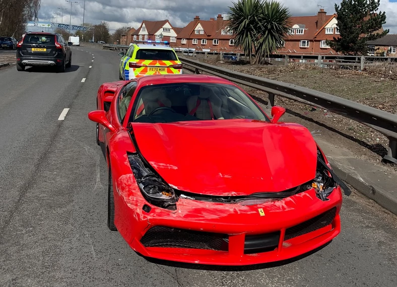 Ferrari 488 GTB rozbite 3 km po zakupie