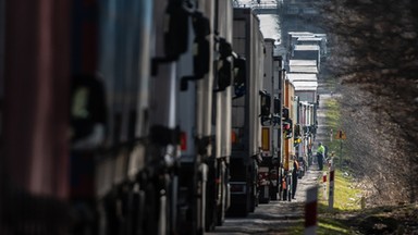 Tysiąc tirów czeka na wjazd do Polski. Wiozą zboże z Ukrainy