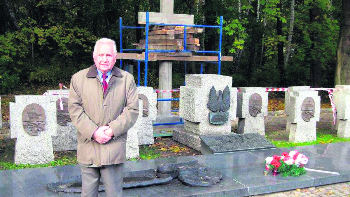 Krzyż wrócił na mogiły żołnierzy, obrońców Westerplatte. To wypełnienie woli kpt. Franciszka Dąbrowskiego, jednego z dowódców obrony placówki w 1939 r. Na razie kamienny krzyż jest pusty. Czeka jeszcze na umieszczenie repliki Krzyża Orderu Virtuti Militari. Na wzgórzu ma też pojawić się tablica upamiętniająca wizytę Jana Pawła II na Westerplatte 12 czerwca 1987 roku.