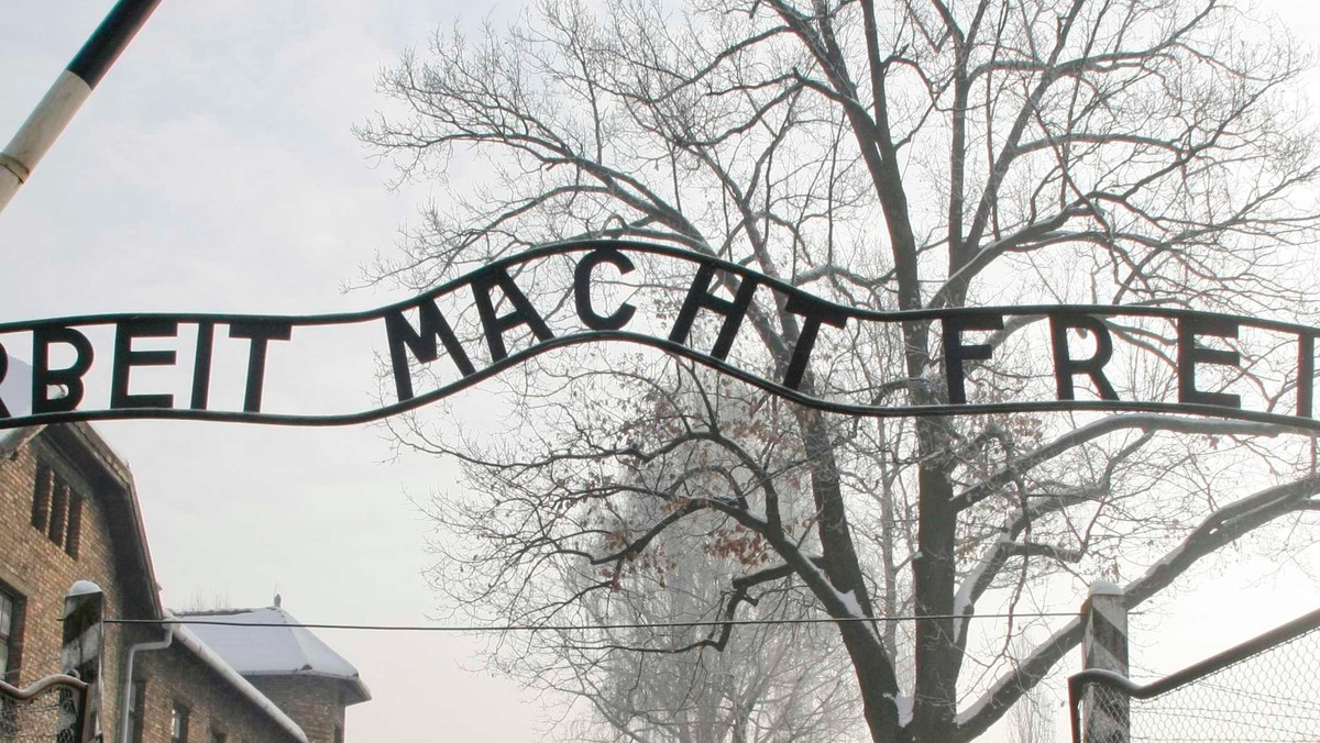 Szwed Anders H., podejrzany o podżeganie do kradzieży napisu z Auschwitz, jest już w Polsce. W piątek po południu trafił do krakowskiego aresztu przy ul. Montelupich.