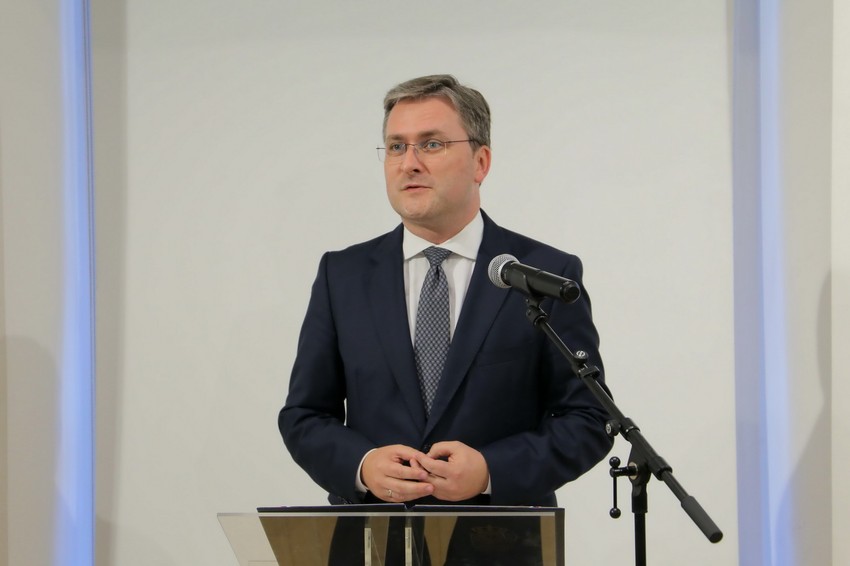 Nikola Selaković, ministar kulture, na otvaranju izložbe u Parizu