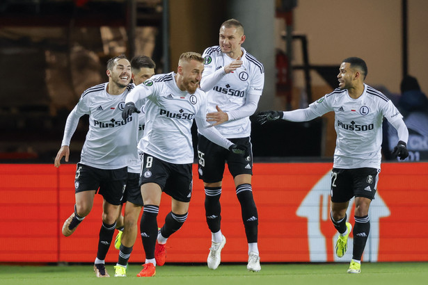 Piłkarze Legii Warszawa cieszą się po strzeleniu drugiego gola w meczu z Molde FK