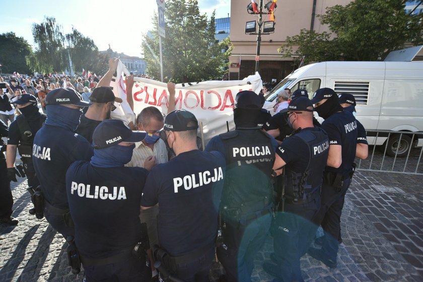 Tęczowe flagi i białe róże na Marszu Powstania Warszawskiego. Interweniowała policja