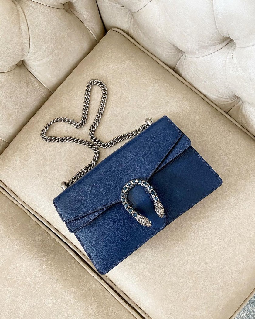 Les fashionistas du monde entier économisent pour s’offrir un jour le Dionysus Bag de Gucci. La star d’Instagram Catarine Martins a opté pour un modèle bleu foncé. 