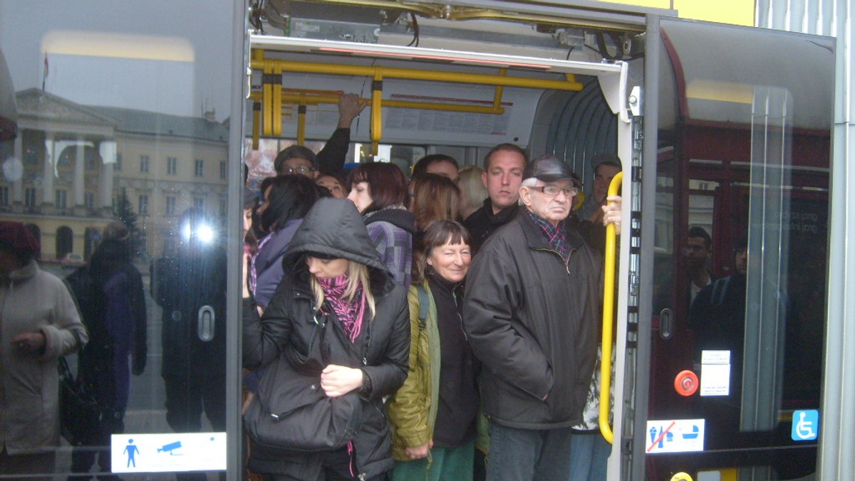 Tłok i ścisk na peronie, wyścigi do tramwaju, spóźnienia do pracy i szkoły - tak wyglądał dziś poranek tysięcy mieszkańców Warszawy, którzy codziennie jeżdżą metrem. Na trzy tygodnie zamknięta została stacja Świętokrzyska. Pociągi z Młocin dojeżdżają tylko do stacji Ratusz Arsenał, a z Kabat do stacji Centrum. Odcinek między tymi stacjami trzeba pokonać tylko tramwajem lub autobusem.