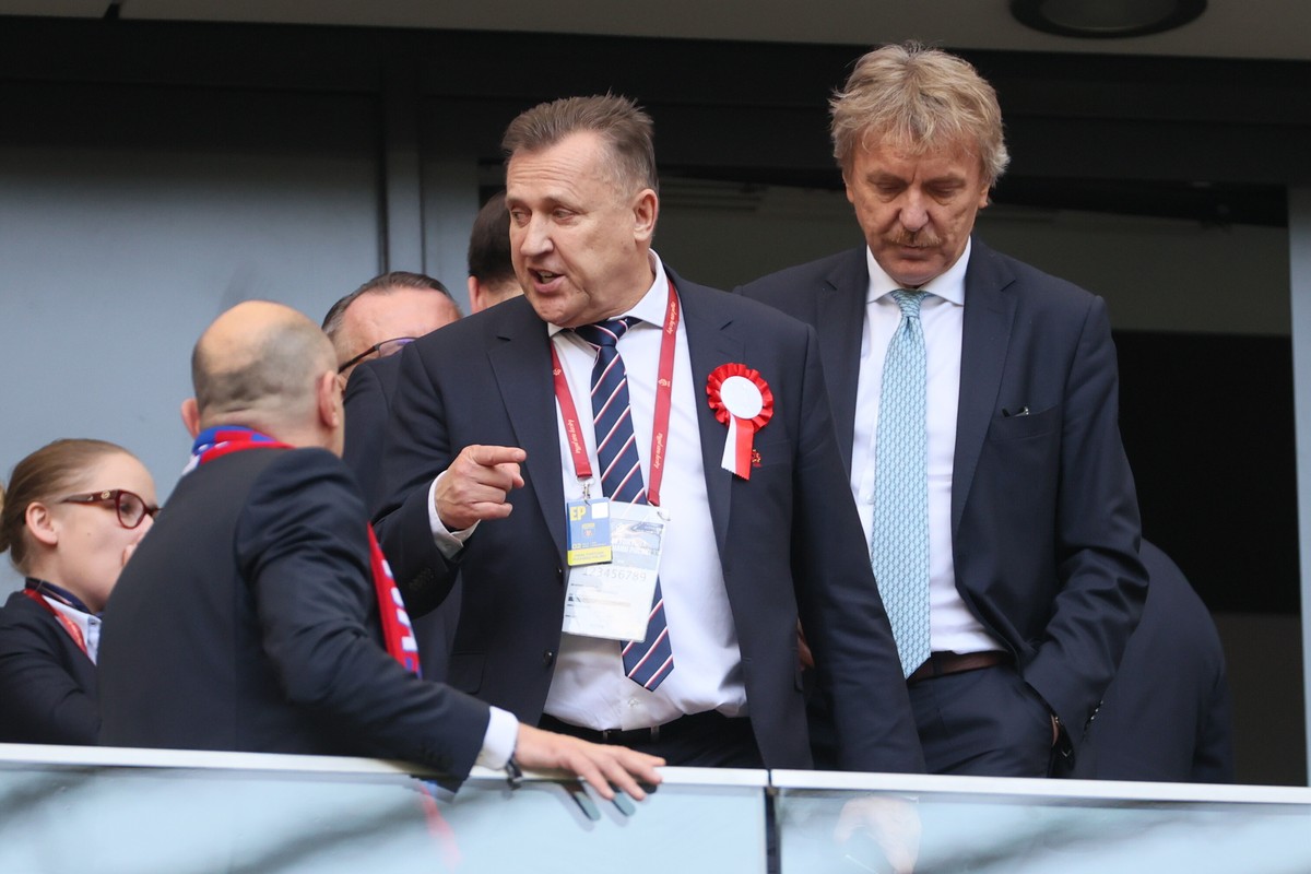 Prezes PZPN Cezary Kulesza (C) i były prezes Zbigniew Boniek (P) podczas finałowego meczu piłkrskiego Pucharu Polski: Lech Poznań - Raków Częstochowa