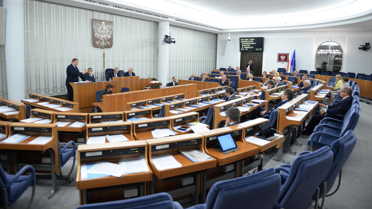 Senat przez 8,5 godzin debatował nad nowelą ustawy o Krajowej Radzie Sądownictwa, która zakłada m.in. wygaszenie kadencji 15 członków Rady będących sędziami. Ich następców miałby wybrać Sejm - dziś wybierają ich środowiska sędziowskie.