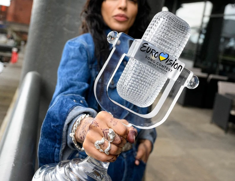 Stakleni trofej u obliku mikrofona