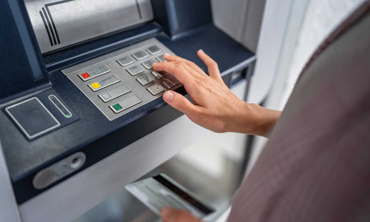 Czerwony przycisk na bankomacie to nie jest żaden alarm. Kiedy warto go użyć?