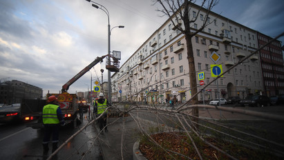 Települések százai maradtak áram nélkül – Így tombolt a több ember halálát okozó, brutális vihar Moszkvában – fotók, videó
