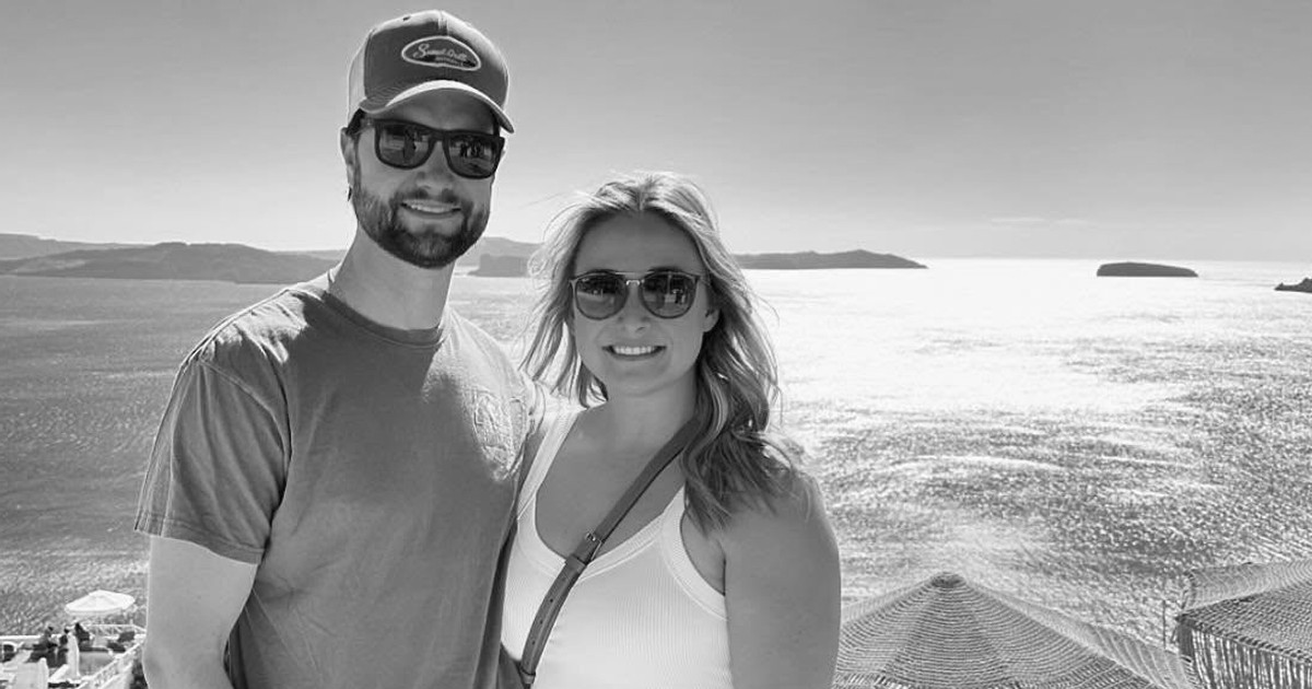 Awaryjne światła migały na poboczu. W środku martwi nowożeńcy