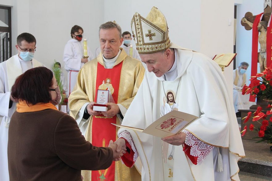 Biskup Andrzej Jeż wręczył medale Misericors