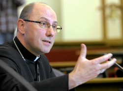 Nowy młody prymas Polski zapowiada walkę z pedofilią i broni wiary lekarzy